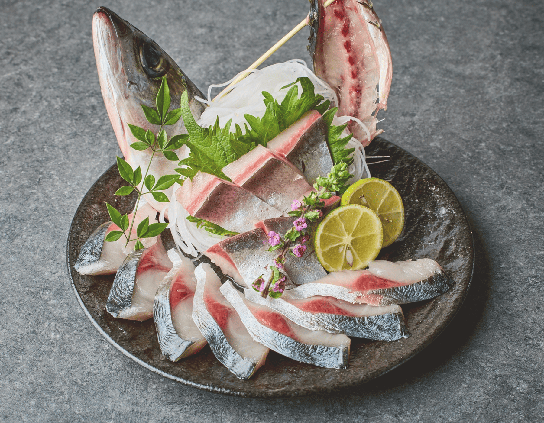新鮮な魚を使用した刺身の盛り合わせ