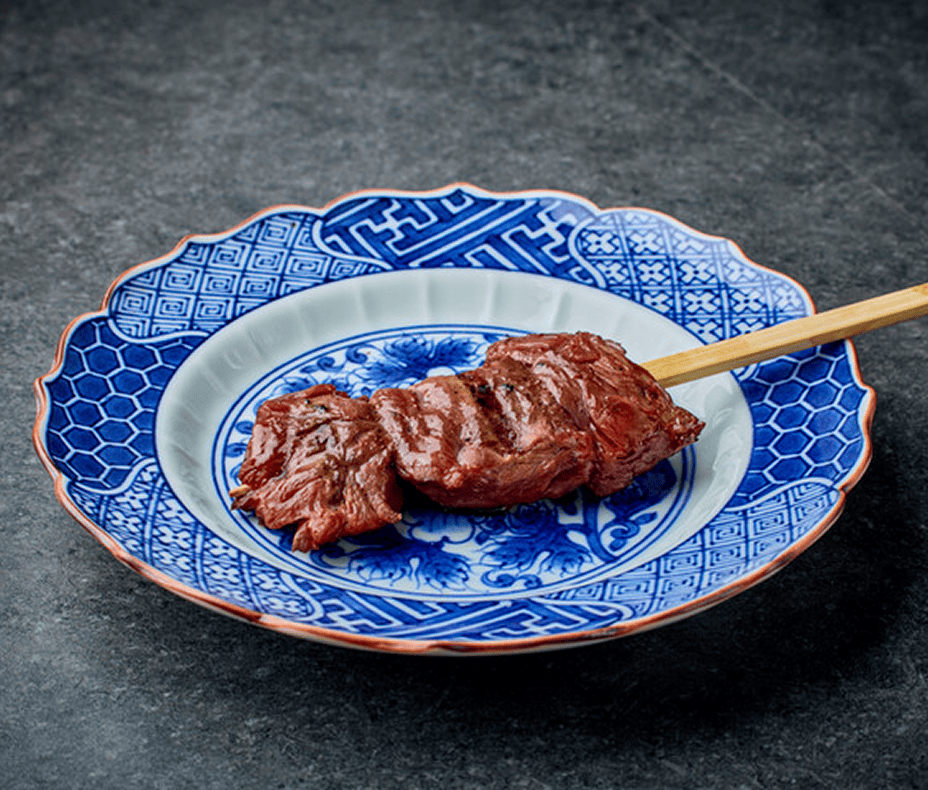 美しい器に盛られた焼き鳥の料理