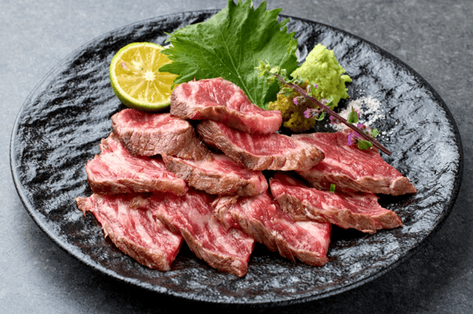 肉の旨味を感じるレアステーキの一皿