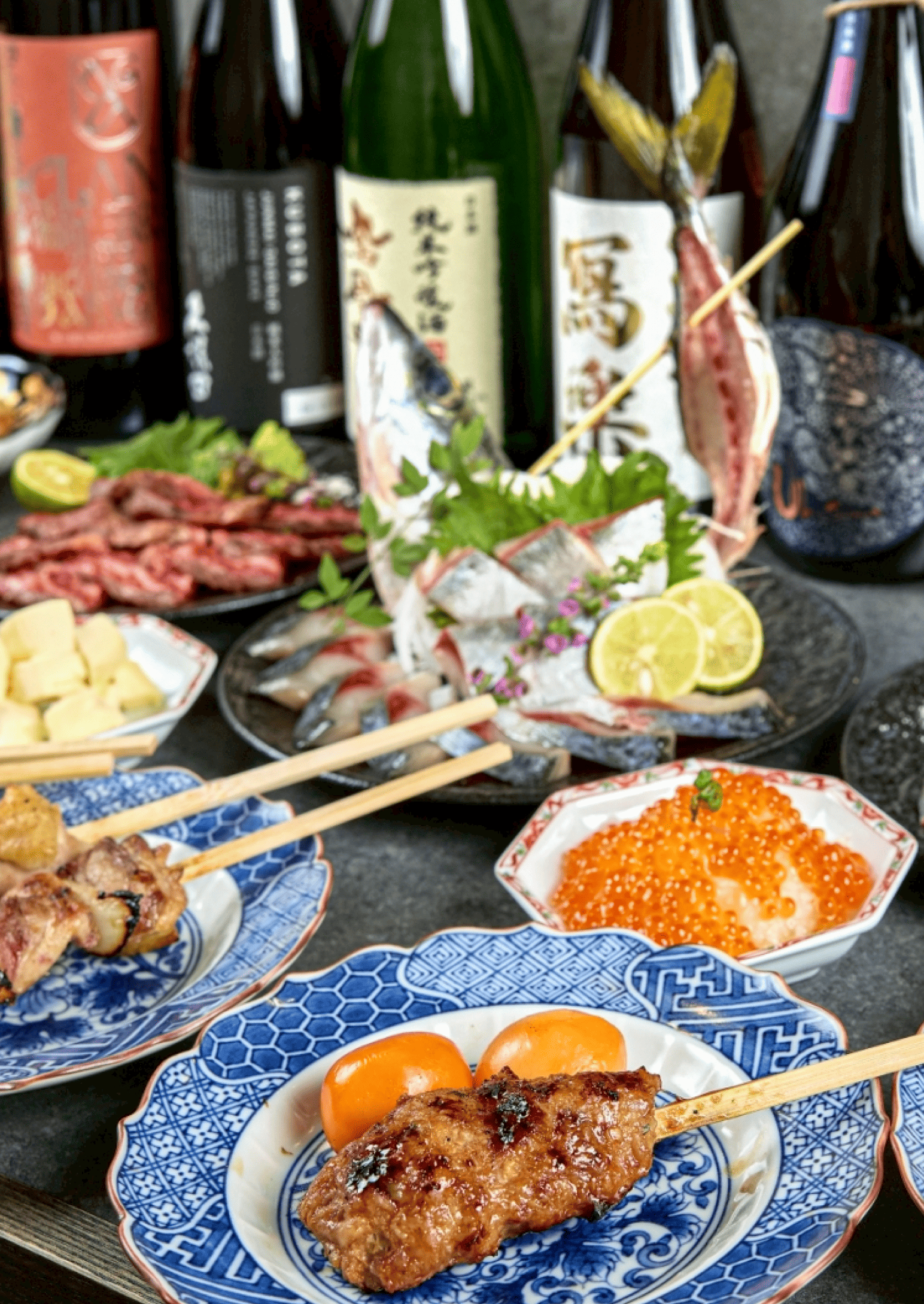 日本酒と多彩な料理が並ぶ豪華な食卓